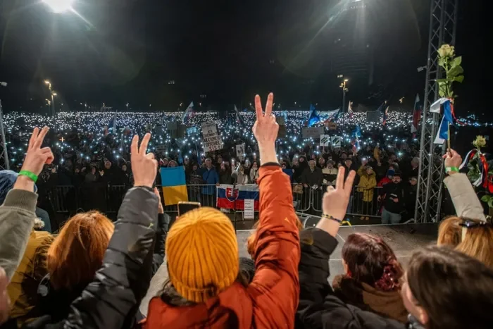 У Словаччині десятки тисяч людей мітингують проти проросійської влади