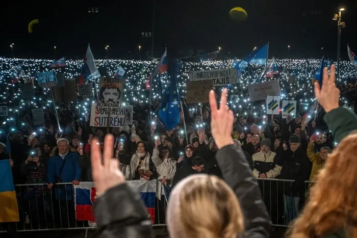 У Словаччині десятки тисяч людей мітингують проти проросійської влади