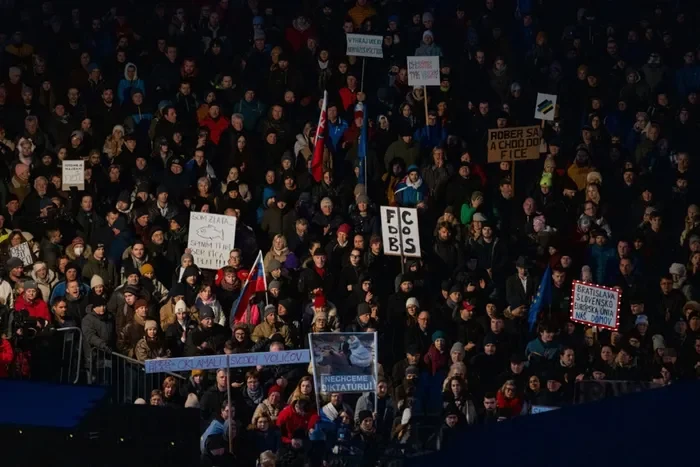 У Словаччині десятки тисяч людей мітингують проти проросійської влади