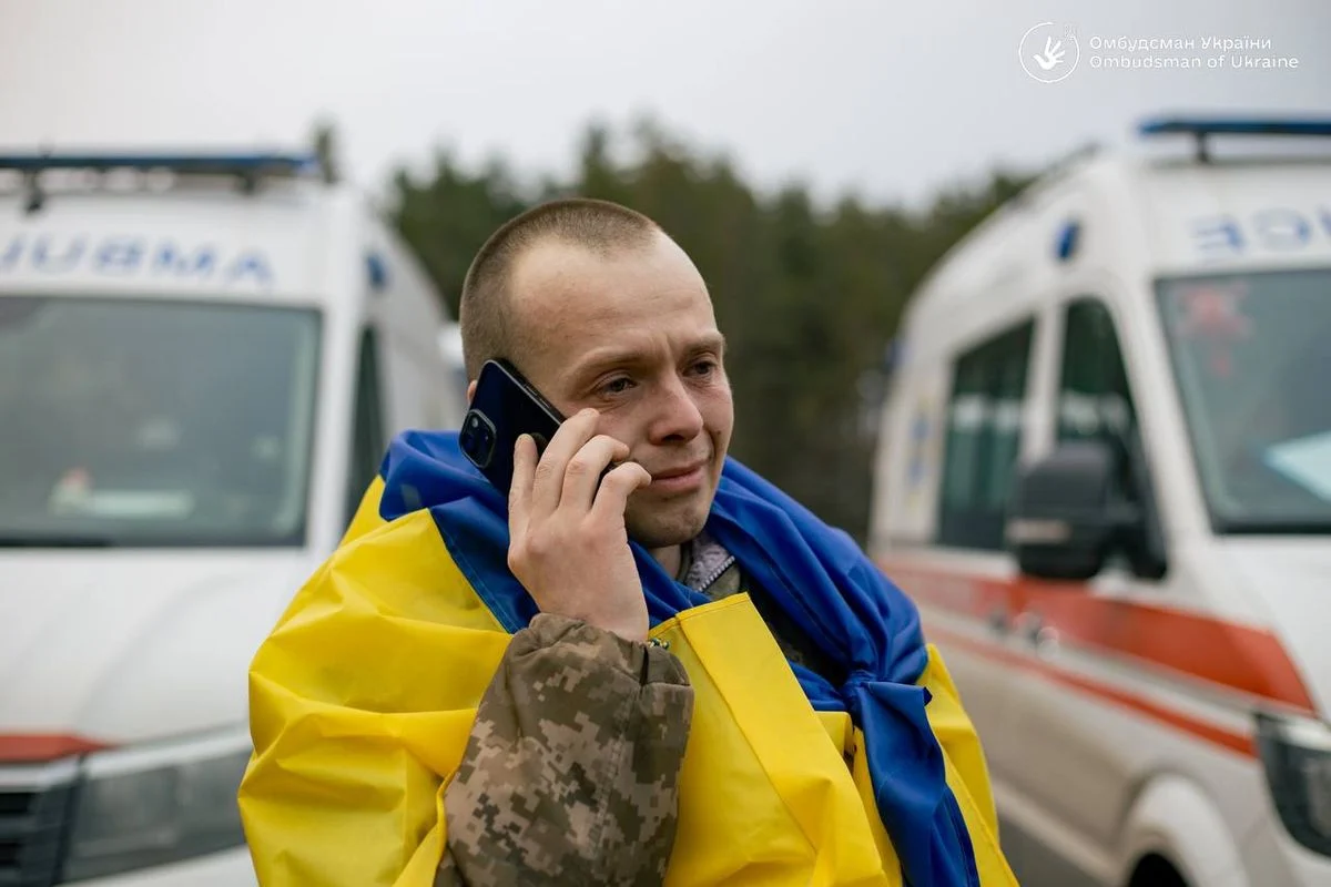 У сльозах телефонують рідним: кадри повернення українських захисників із полону