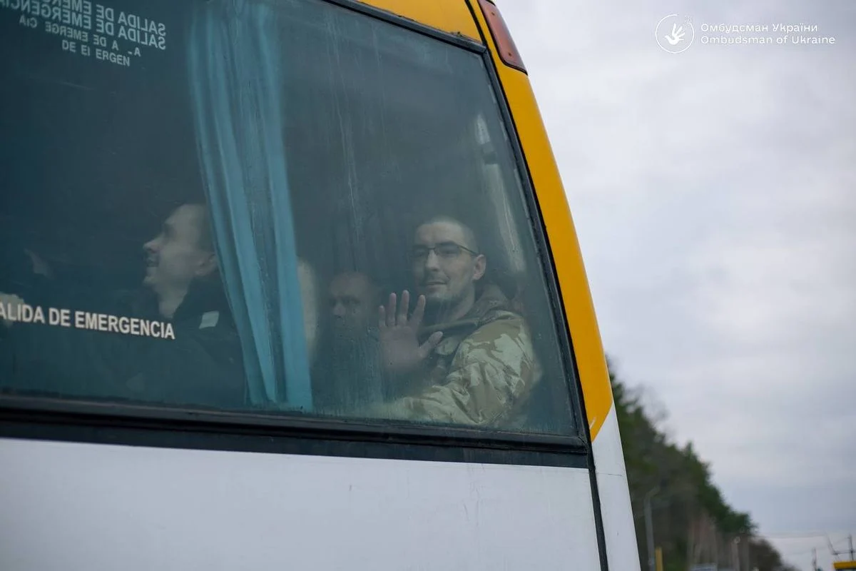 У сльозах телефонують рідним: кадри повернення українських захисників із полону
