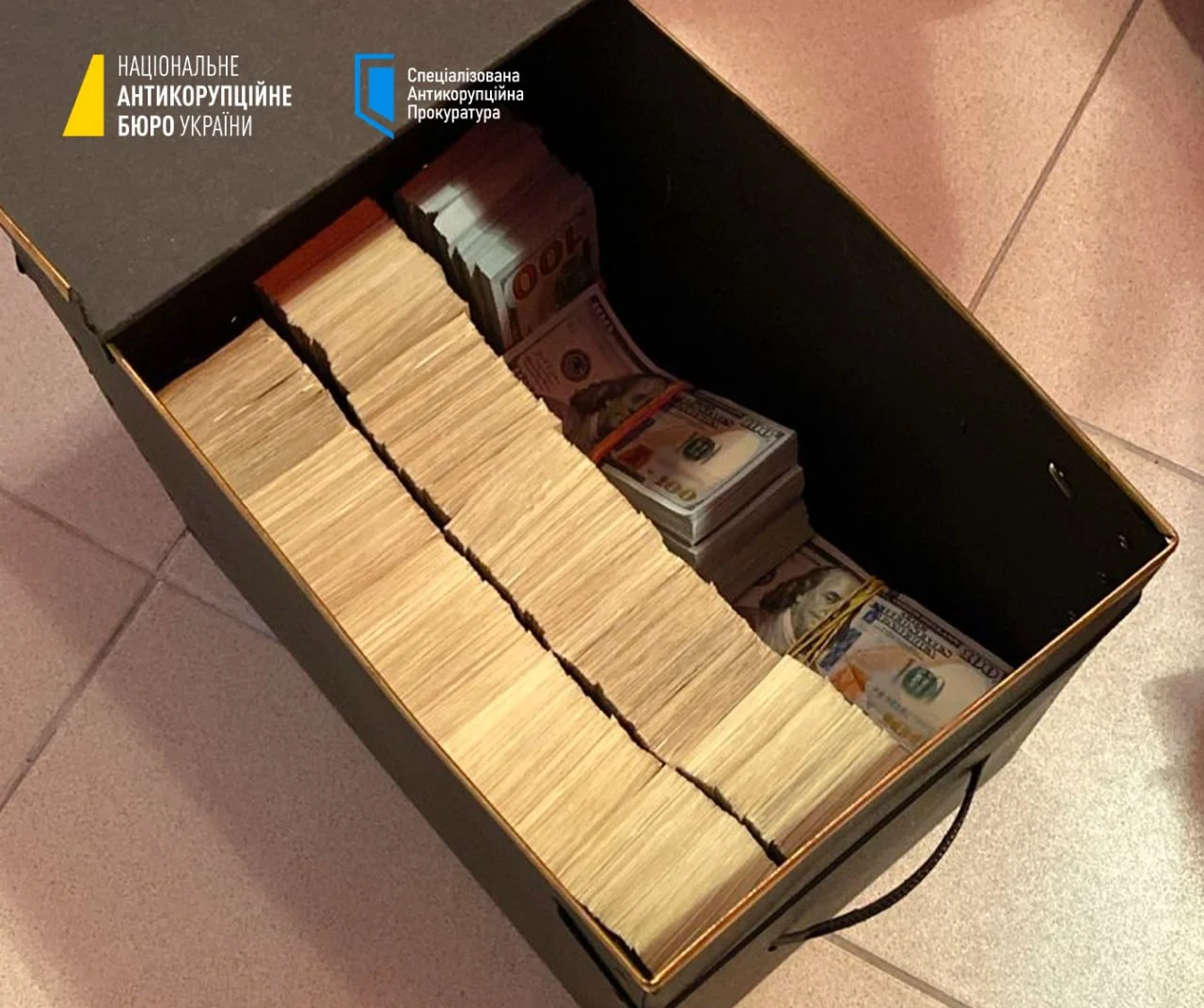 Пачки доларів знайшли в Київській міськраді: НАБУ і САП виявили 6,4 млн дол. США, 630 тис. євро та 800 тис. грн