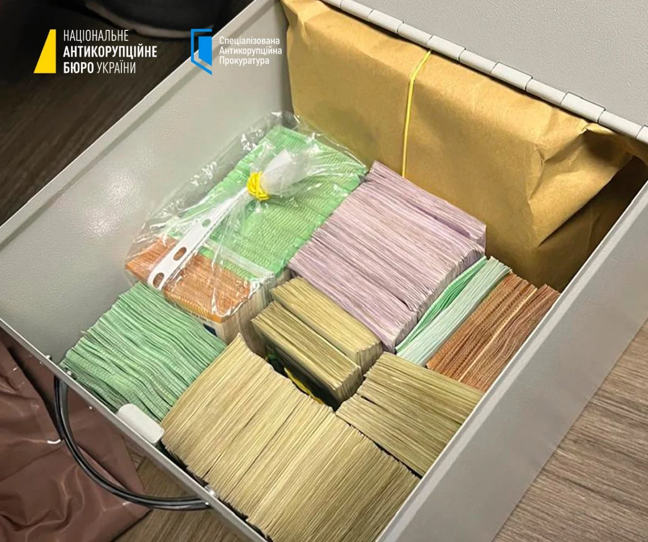 Пачки доларів знайшли в Київській міськраді: НАБУ і САП виявили 6,4 млн дол. США, 630 тис. євро та 800 тис. грн