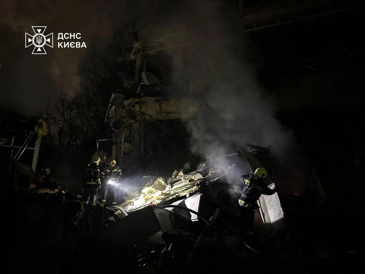 Удар по Києву. Росія запустила шість балістичних ракет, є жертви та руйнування (фото, відео)