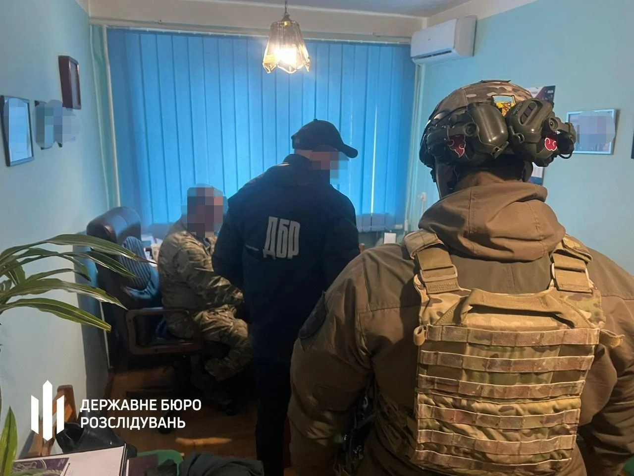 На Закарпатті ТЦКівець допомагав ухильникам тікати з військкомату, а військовим – іти в СЗЧ