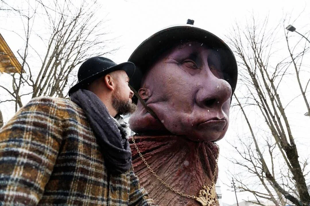 У Литві встановили скульптуру путіна у вигляді статевого члена