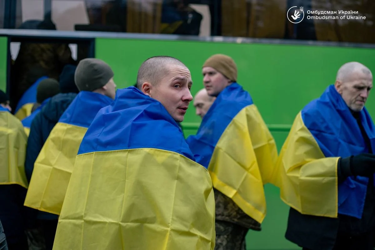 У сльозах телефонують рідним: кадри повернення українських захисників із полону