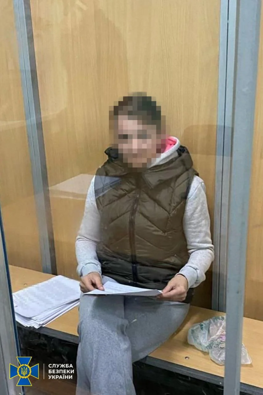 СБУ: Жінка у Дніпрі встановила “годівнички” з камерами біля залізниці — транслювала рух техніки для РФ