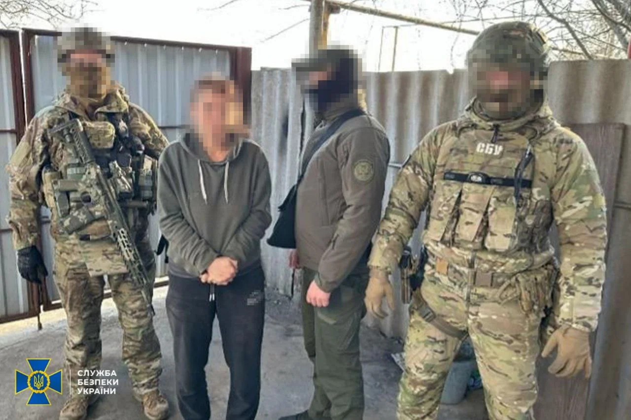 СБУ: Жінка у Дніпрі встановила “годівнички” з камерами біля залізниці — транслювала рух техніки для РФ