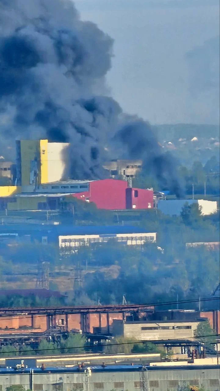 Дрони масовано атакували низку заводів та аеродромів у Росії
