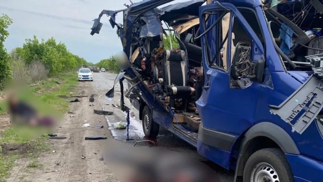 Удар по цивільному автобусу під Білопіллям: 9 загиблих