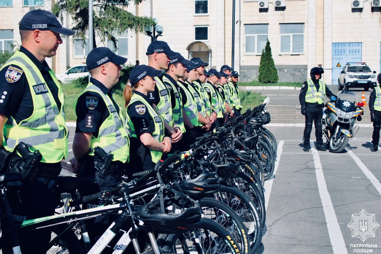 Поліція на конях, мотоциклах і велосипедах виходить на патрулювання міст України