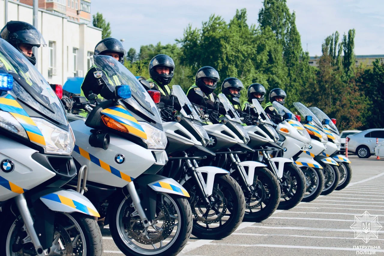 Поліція на конях, мотоциклах і велосипедах виходить на патрулювання міст України
