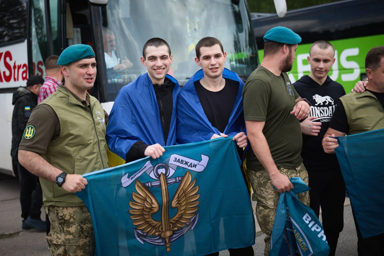 Сьогодні відбувся другий етап повернення з російського полону важкопоранених і важкохворих воїнів — Зеленський