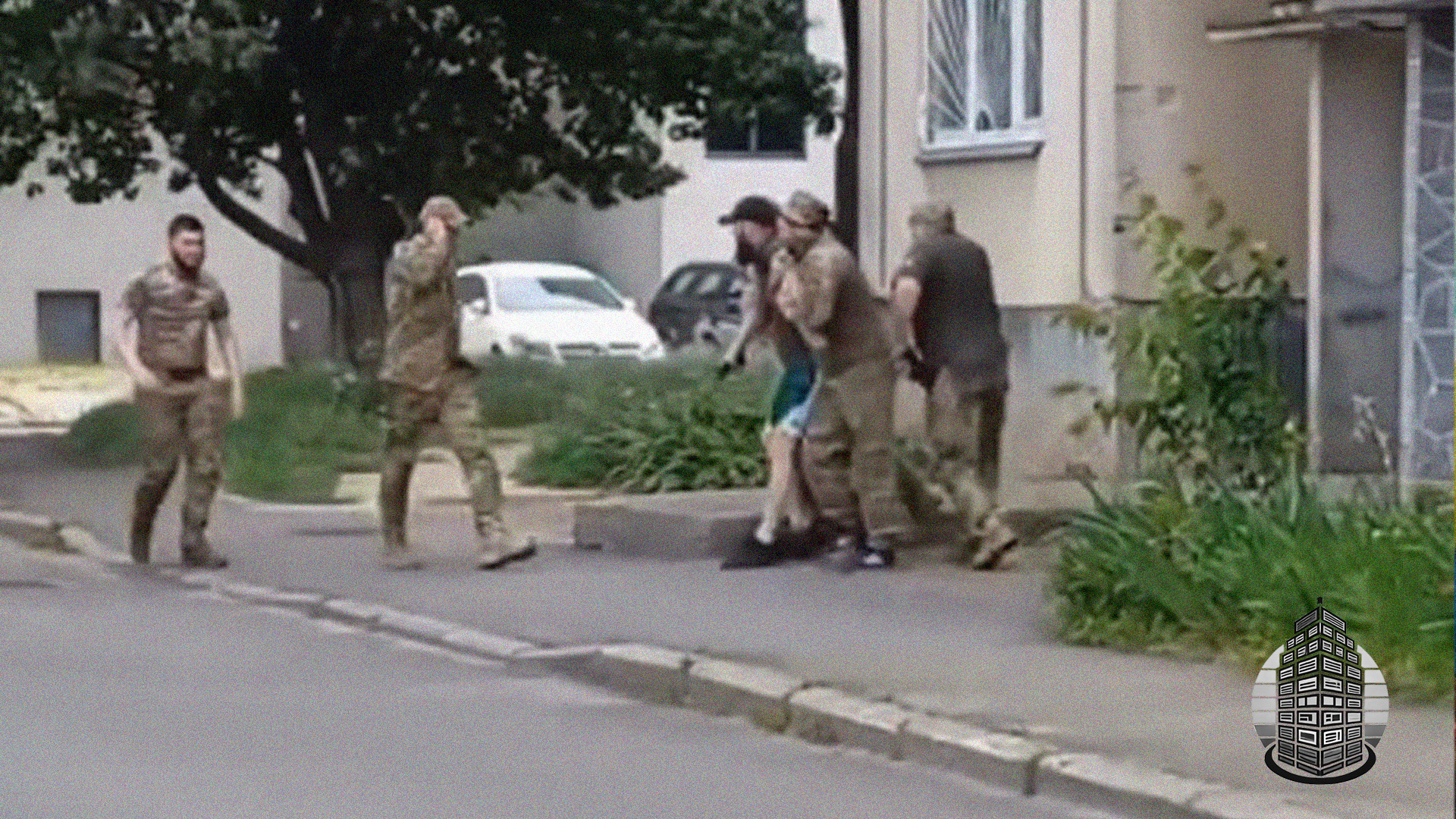У Луцьку шість ТЦКшників силоміць затягнули чоловіка в мікроавтобус: поліція почала перевірку