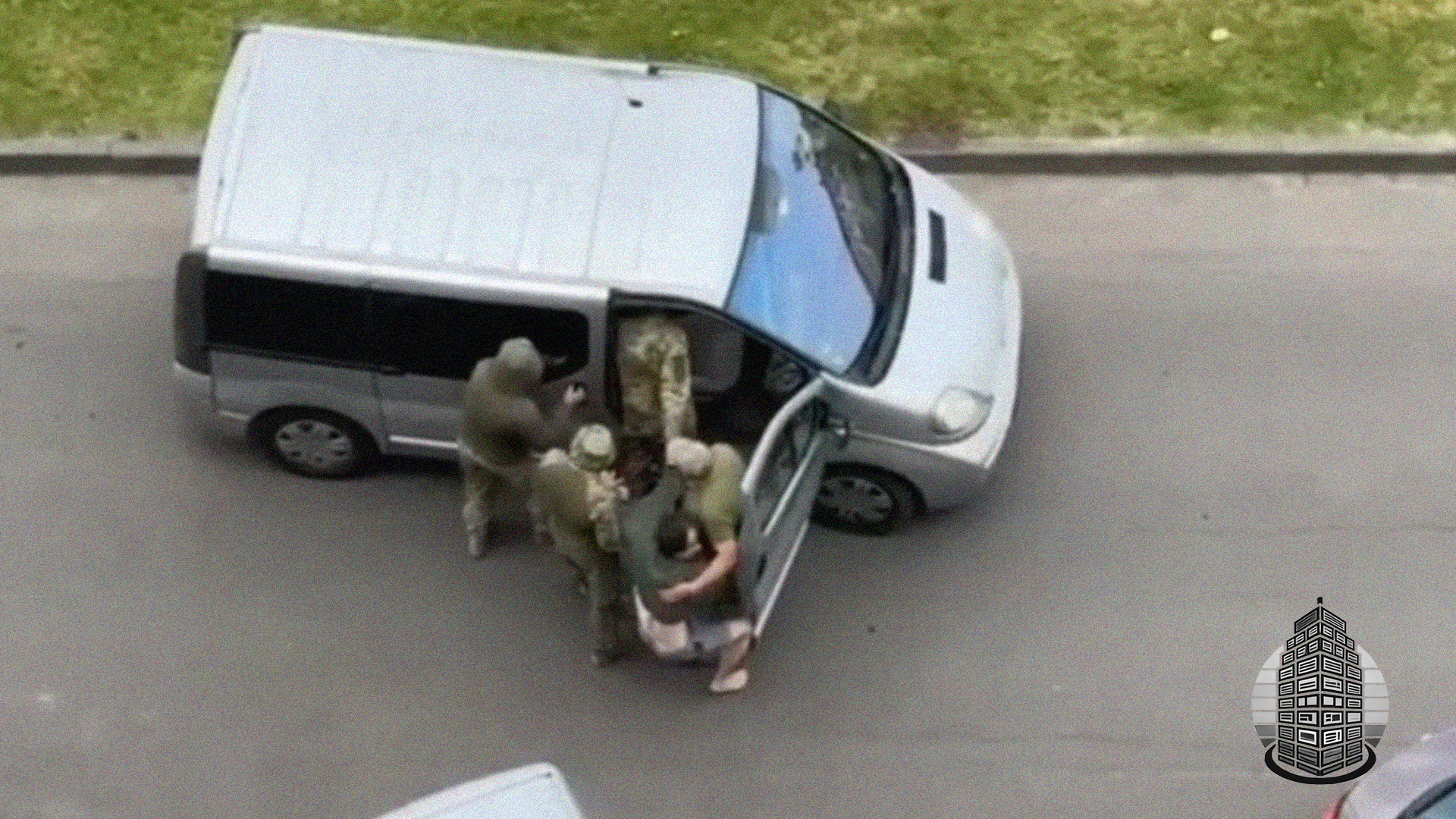 У Луцьку жінка кинула банку з квашеними помідорами в працівників ТЦК, щоб врятувати чоловіка від мобілізації — він утік