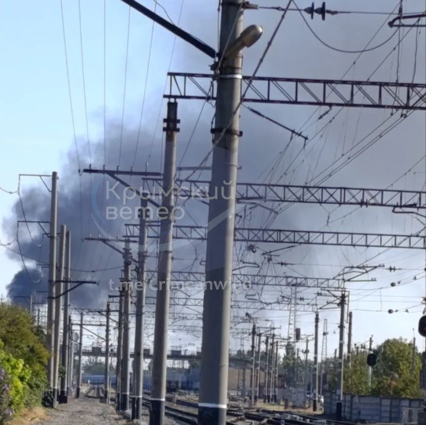 У тимчасово окупованому Криму пролунали вибухи: повідомляють про атаку дронів
