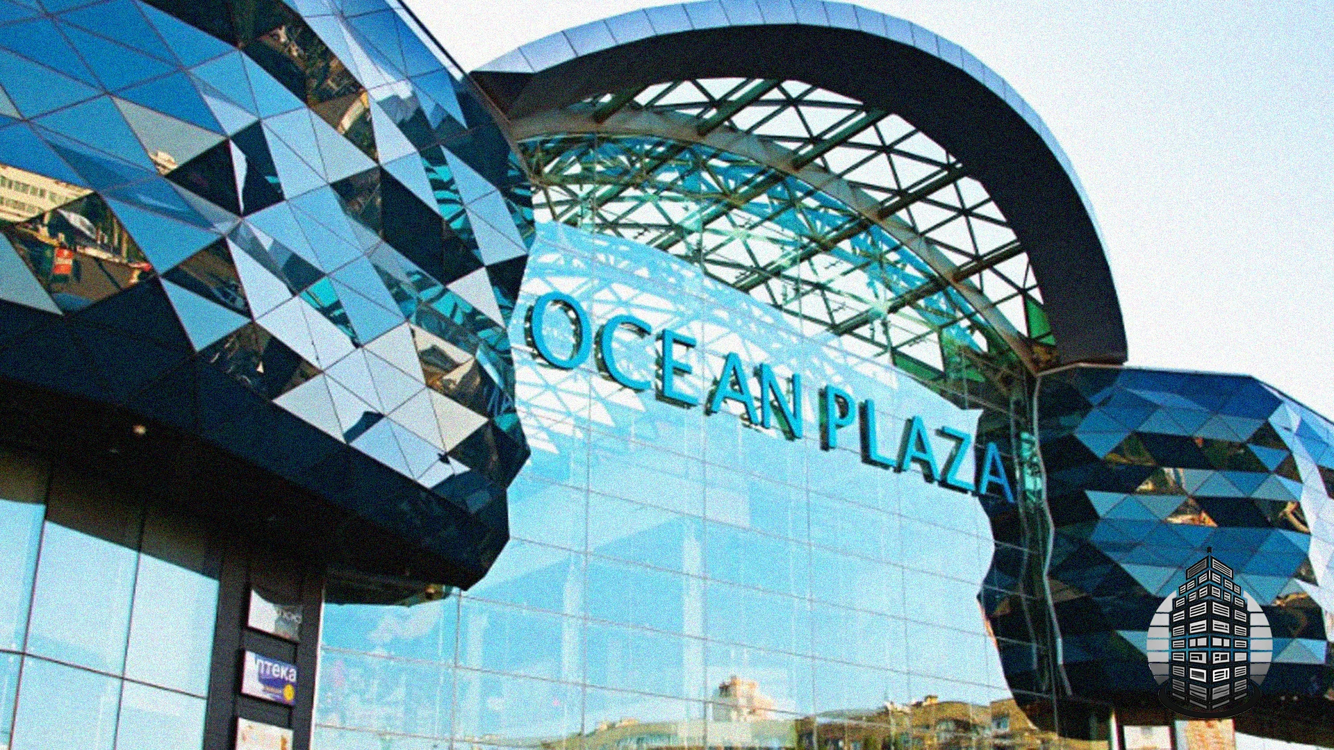 У Києві позашляховик влетів у приміщення ТЦ Ocean Plaza