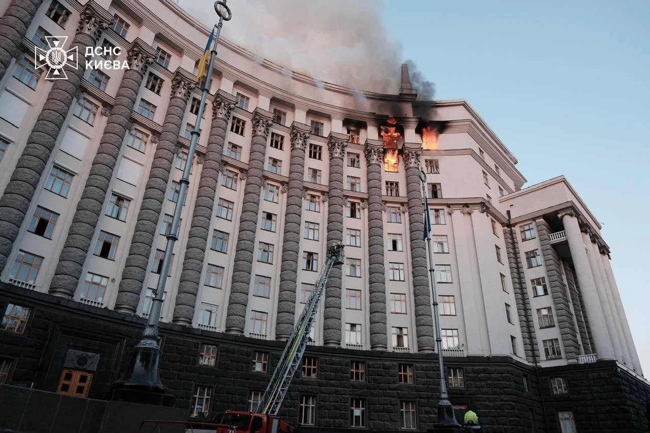 Масована атака РФ по Україні: у Києві вперше пошкоджено будівлю Уряду, є загиблі та поранені