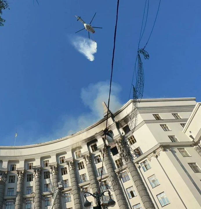 Масована атака РФ по Україні: у Києві вперше пошкоджено будівлю Уряду, є загиблі та поранені