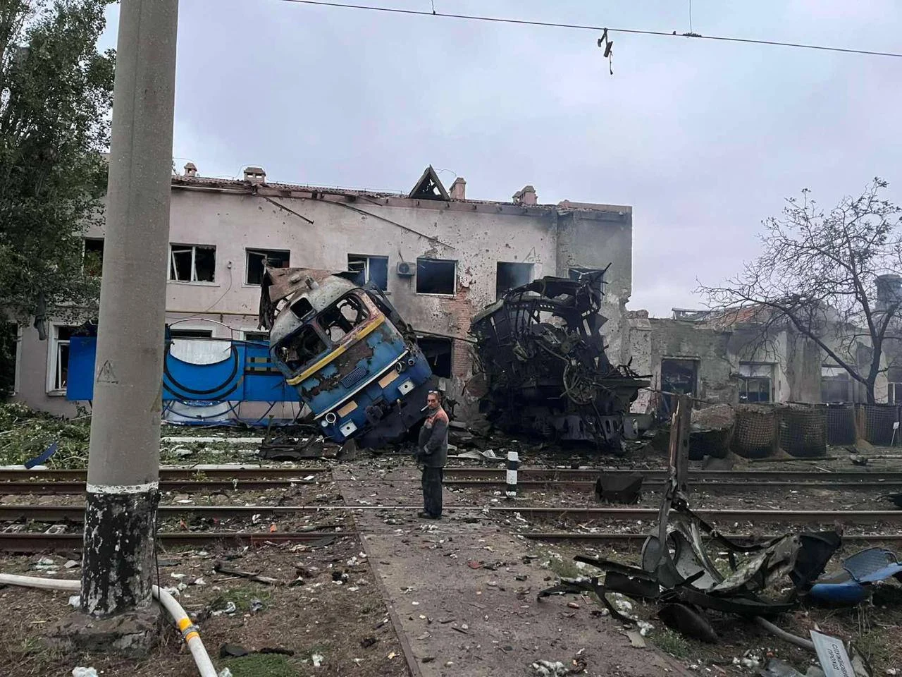 Росія вдарила по залізничному депо в Одесі: постраждав машиніст