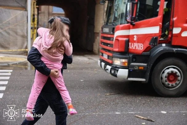 Удар дронів по дитячому садку в Харкові: загинув чоловік, діти евакуйовані — Зеленський показав фото