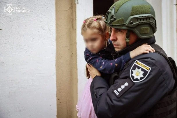 Удар дронів по дитячому садку в Харкові: загинув чоловік, діти евакуйовані — Зеленський показав фото
