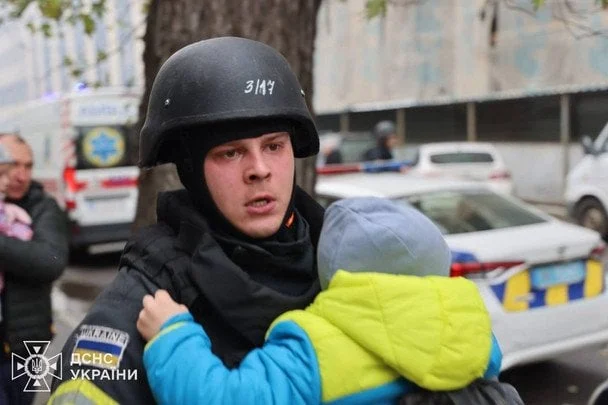 Удар дронів по дитячому садку в Харкові: загинув чоловік, діти евакуйовані — Зеленський показав фото