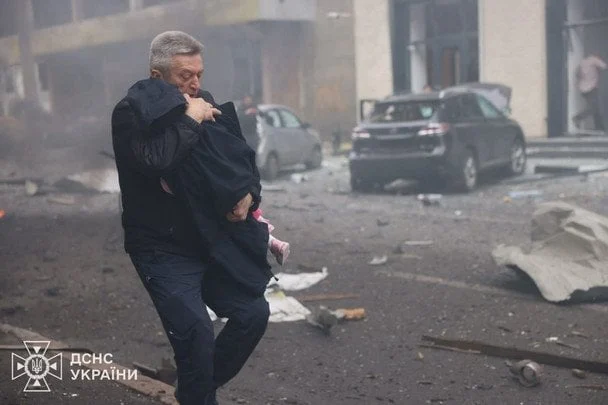 Удар дронів по дитячому садку в Харкові: загинув чоловік, діти евакуйовані — Зеленський показав фото