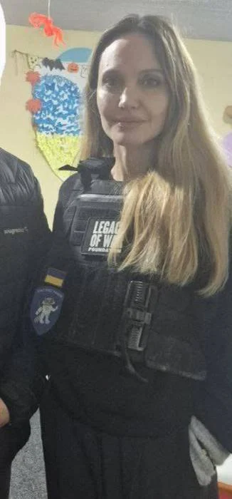 Анджеліна Джолі відвідала Херсон: ТЦК зупинив кортеж акторки, охоронця забрали у військкомат