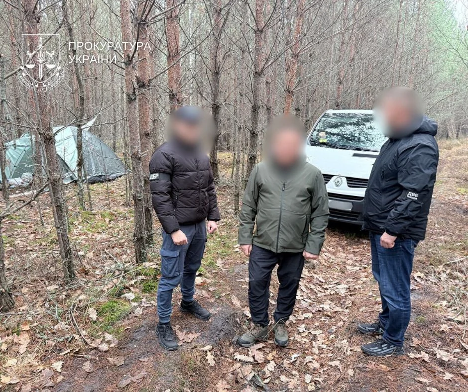 У лісі з мільйонами: поліцейського-втікача з Києва затримали з 17 млн грн у пакетах — ДБР