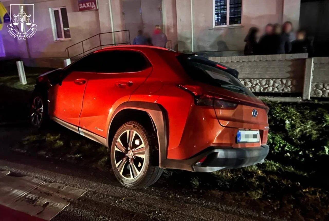 На Прикарпатті суддя на Lexus збила двох людей на пішохідному переході: один загинув