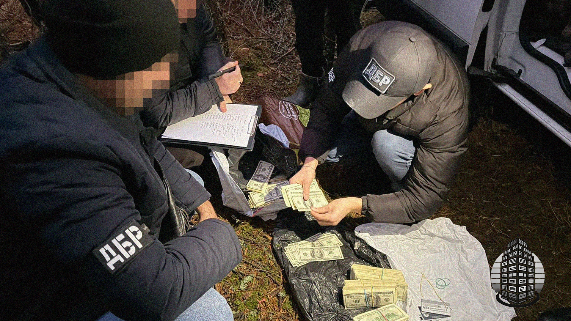 У лісі з мільйонами: поліцейського-втікача з Києва затримали з 17 млн грн у пакетах — ДБР