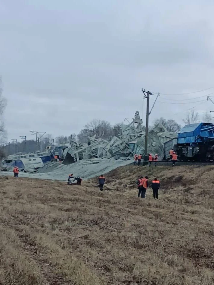 На Житомирщині вантажний поїзд зійшов з рейок через атаку БпЛА: пасажирські рейси затримуються