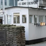 Історичний військовий контрольно-пропускний пункт біля колишнього Берлінського муру