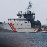 Корабель з екіпажем на борту в водах біля берегів