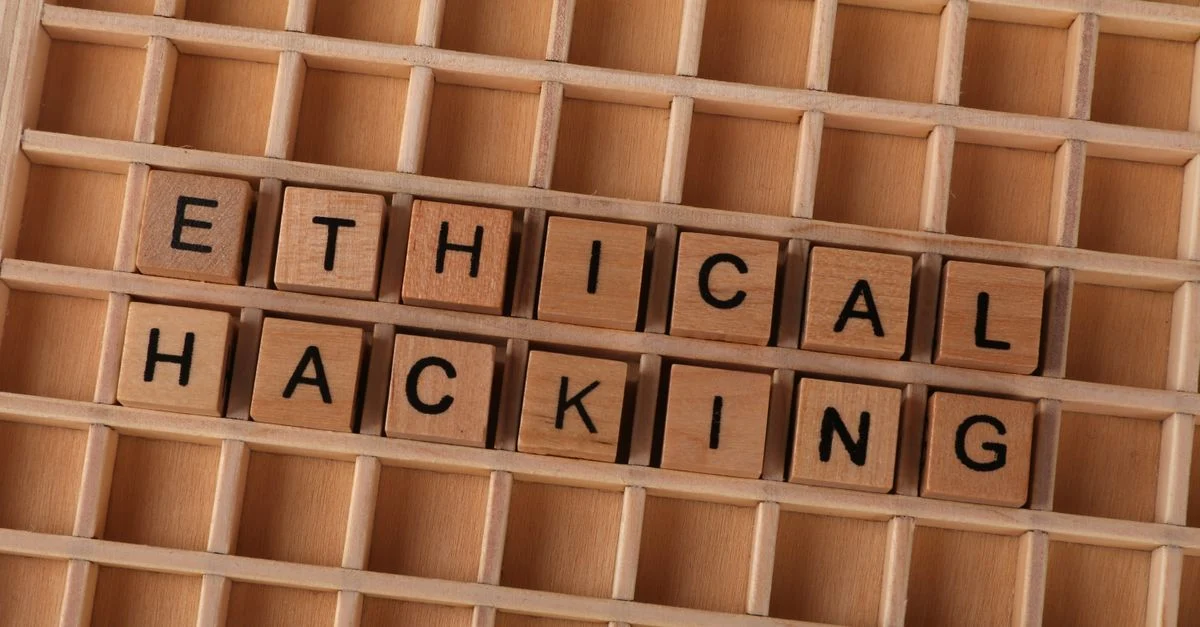 Дерев'яні блоки, що складаються у слова 'ethical hacking', символізуючи концепції кібербезпеки.
