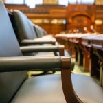 Елегантне судове засідання з шкіряними кріслами та дерев'яними столами, що створює атмосферу авторитету.