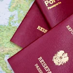 Пара паспортів Європейського союзу на карті світу