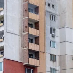 Багатоповерхові житлові будинки різних архітектурних стилів у міському районі