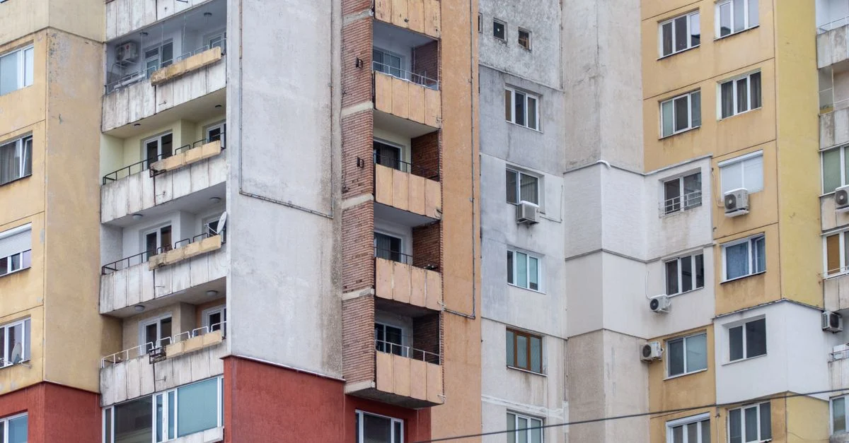 Багатоповерхові житлові будинки різних архітектурних стилів у міському районі