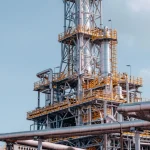 Вид на крупний нафтопереробний завод з складною мережею трубопроводів