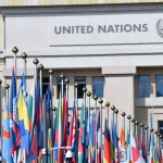 Різнокольорові прапори біля будівлі