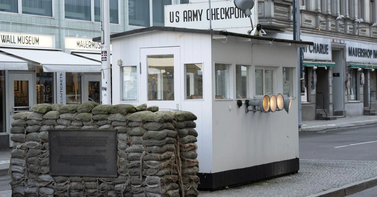 Історичний контрольний пункт з американськими військами біля колишньої Берлінської стіни