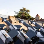 Ряд ракетних пускових установок на території старовинної фортеці.