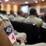 Група рятувальників збирається для стратегічних тренувань на відкритому повітрі